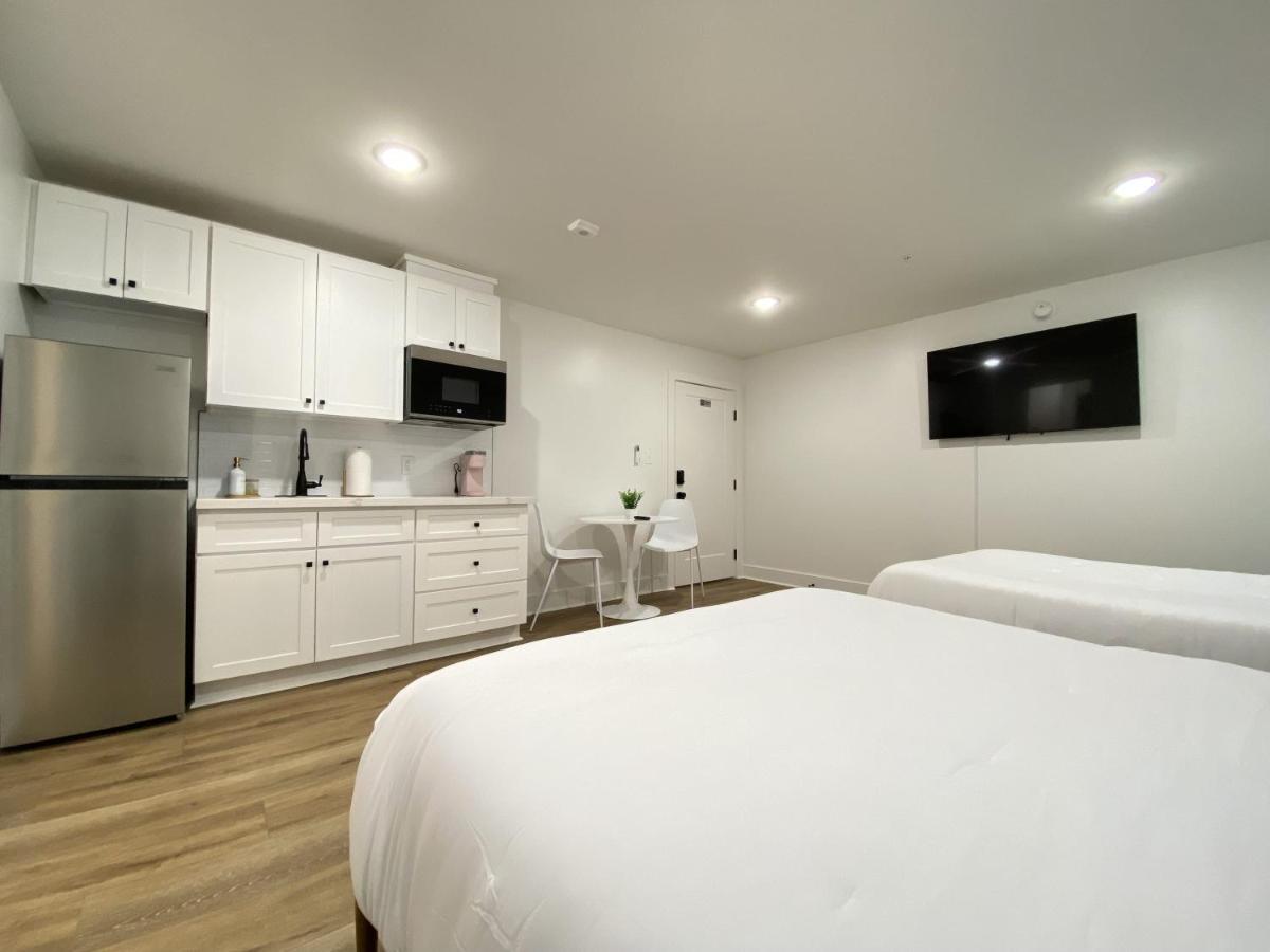 Tropical Springs Studio Apartment Two Queen Beds Galveston Exterior photo